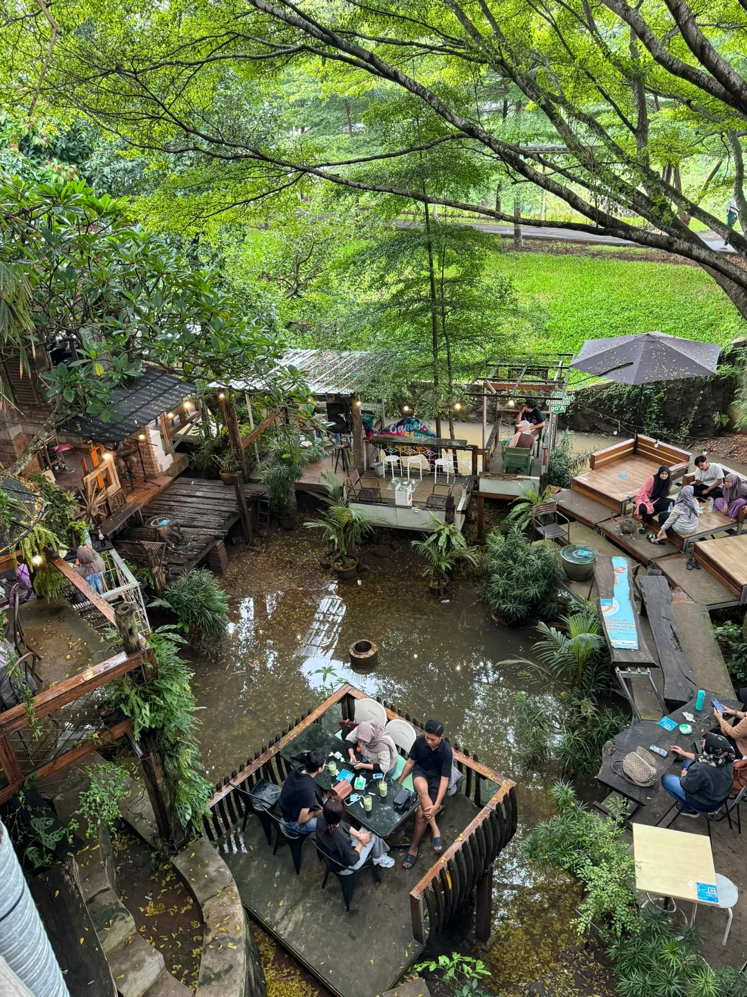 Jakarta-Rummah Go'A near Stasiun Jurang Mangu, a cafe that looks like a moving castle