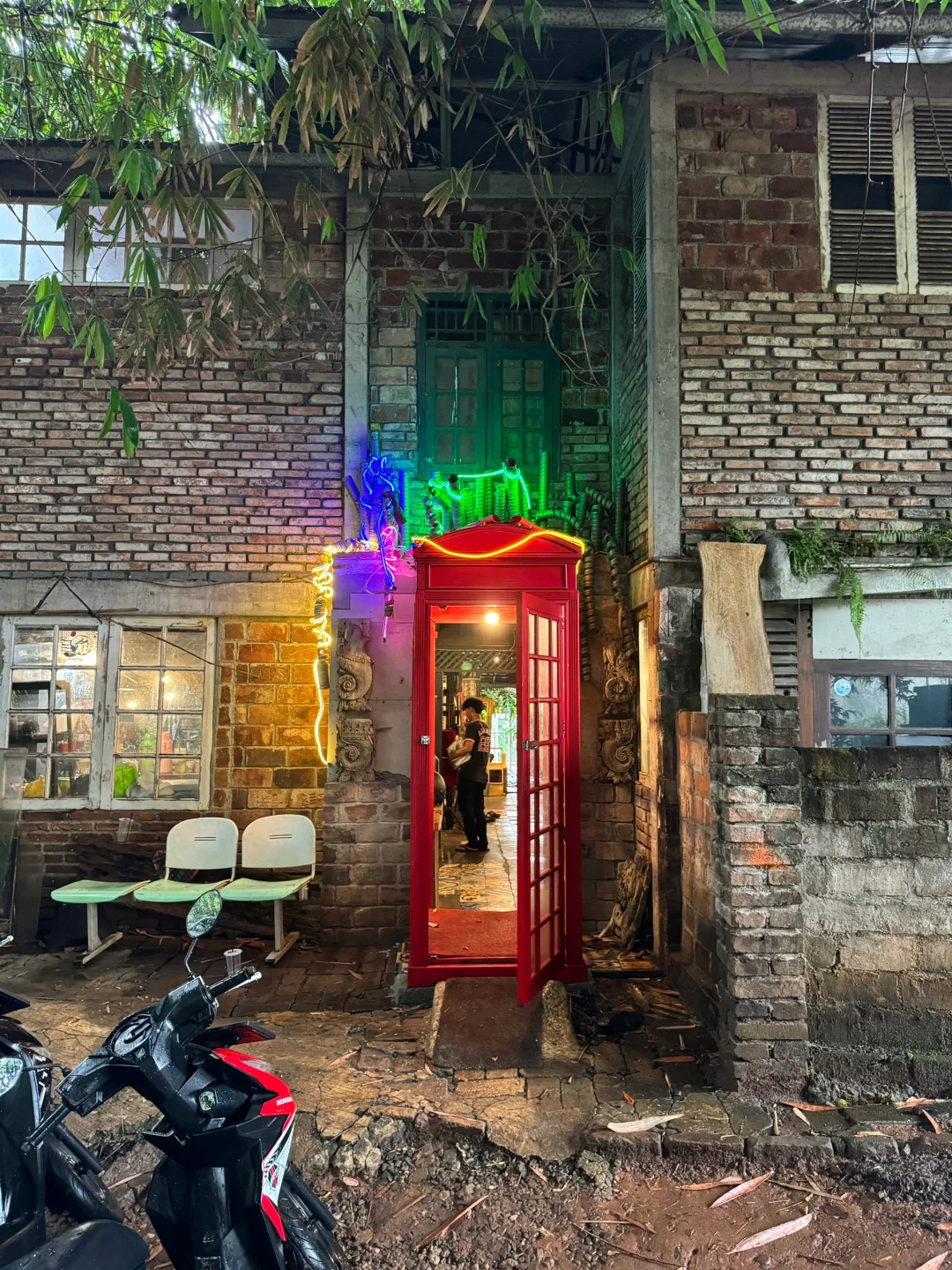 Jakarta-Rummah Go'A near Stasiun Jurang Mangu, a cafe that looks like a moving castle