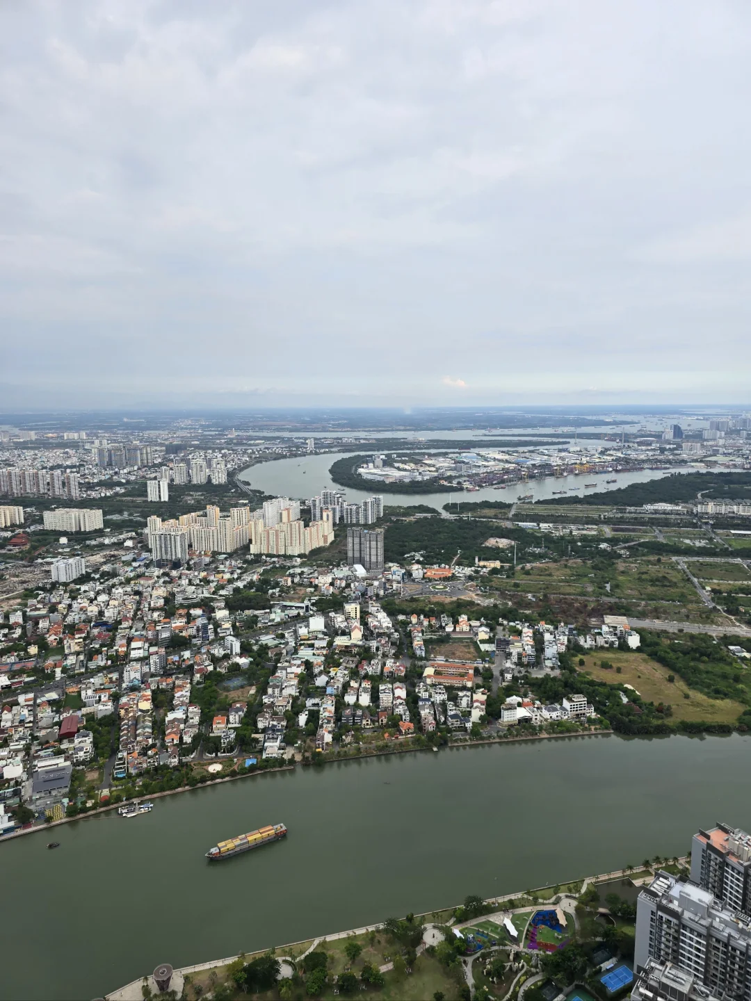 Ho Chi Minh-Check in at Landmark 81, a new landmark in Ho Chi Minh City, Vietnam