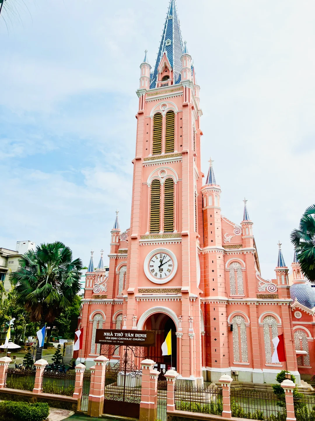 Ho Chi Minh-Take photos at Ho Chi Minh City Pink Church and Ola Hale Restaurant & Bar