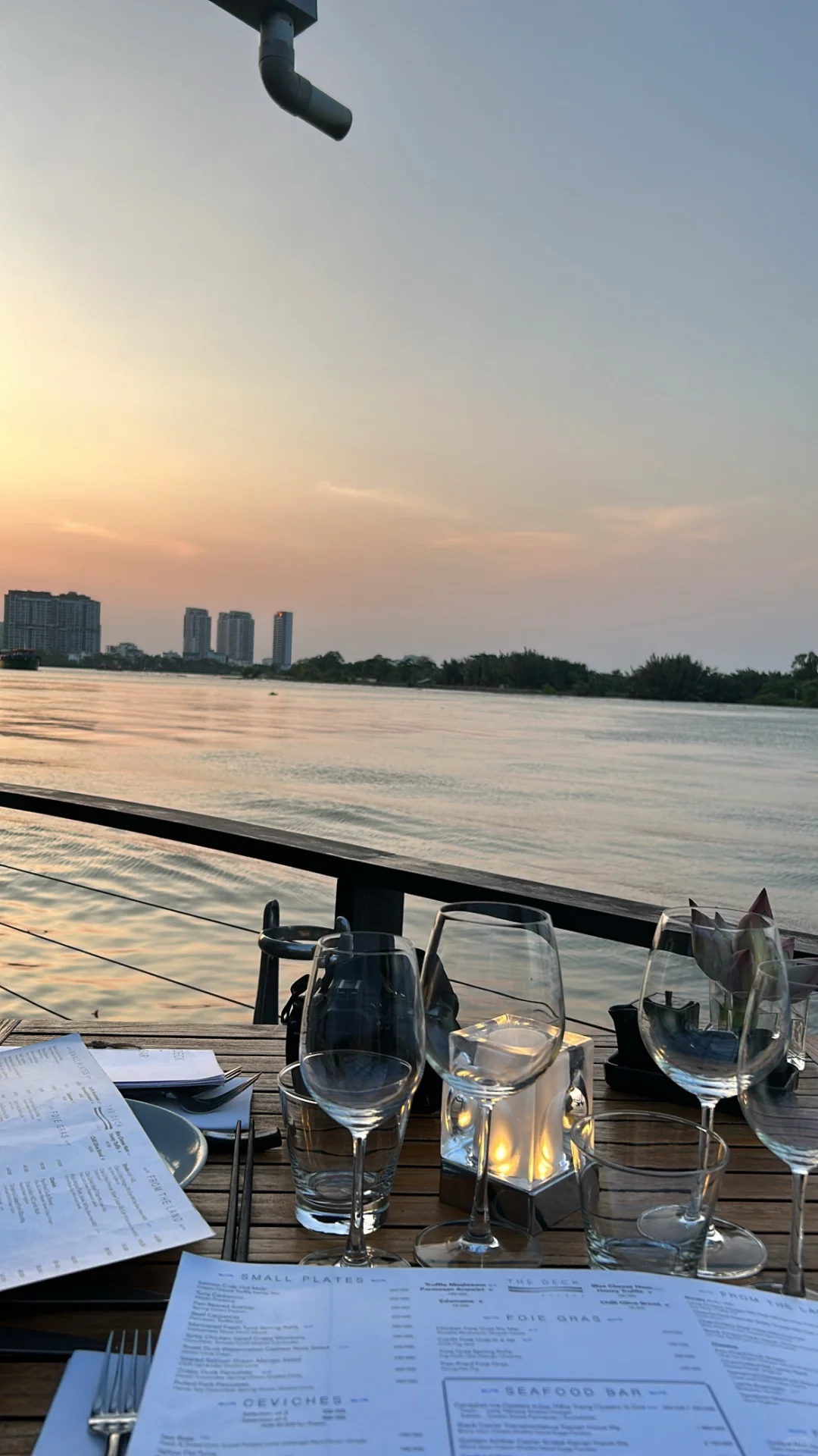 Ho Chi Minh-The Deck🥗, a sunset restaurant on the riverside of Ho Chi Minh City, recommends lemon-marinated sashimi and oysters