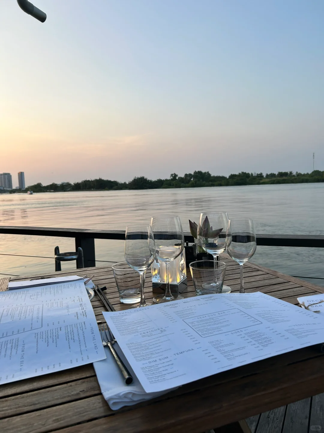 Ho Chi Minh-The Deck🥗, a sunset restaurant on the riverside of Ho Chi Minh City, recommends lemon-marinated sashimi and oysters