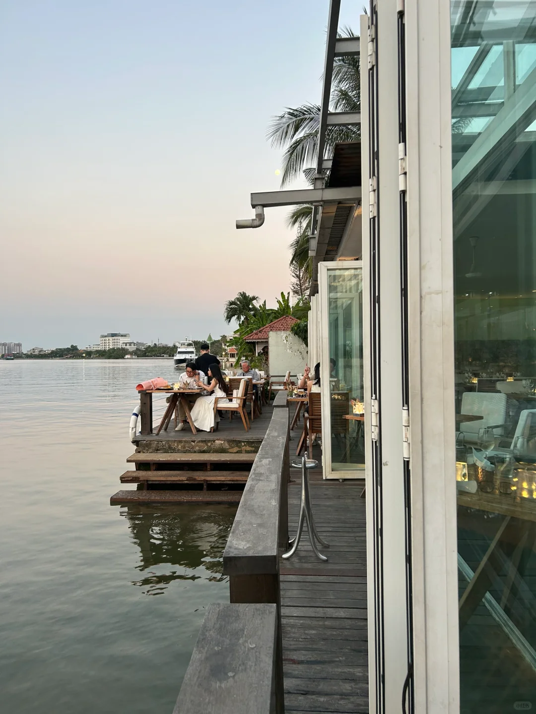 Ho Chi Minh-The Deck🥗, a sunset restaurant on the riverside of Ho Chi Minh City, recommends lemon-marinated sashimi and oysters