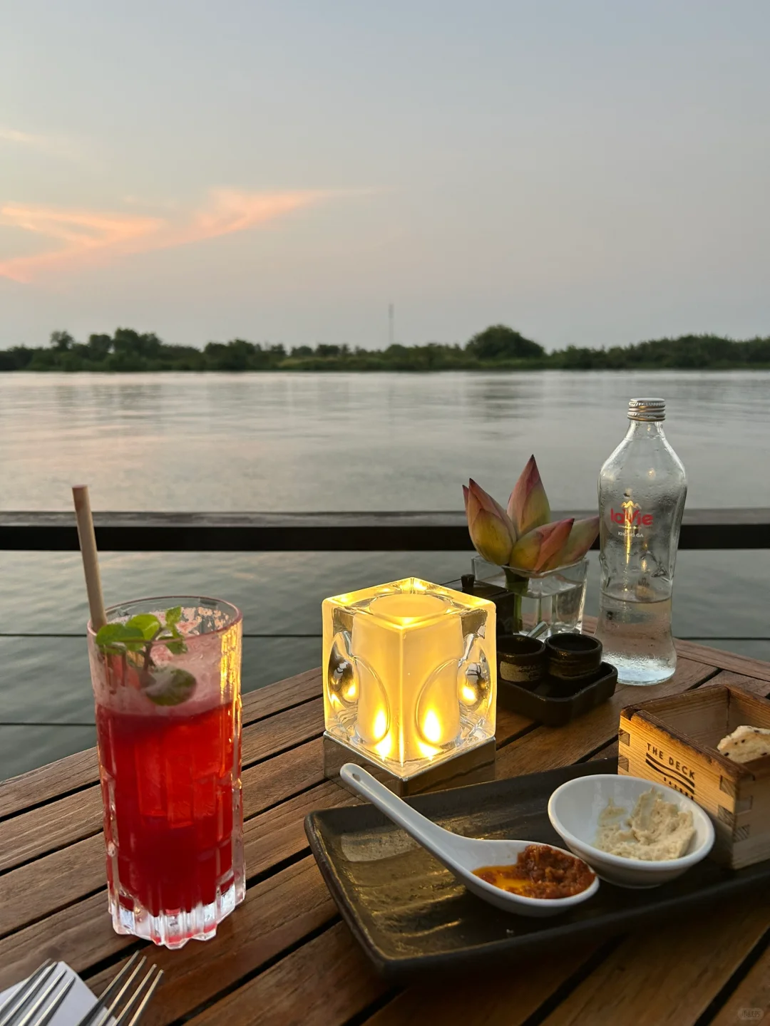 Ho Chi Minh-The Deck🥗, a sunset restaurant on the riverside of Ho Chi Minh City, recommends lemon-marinated sashimi and oysters