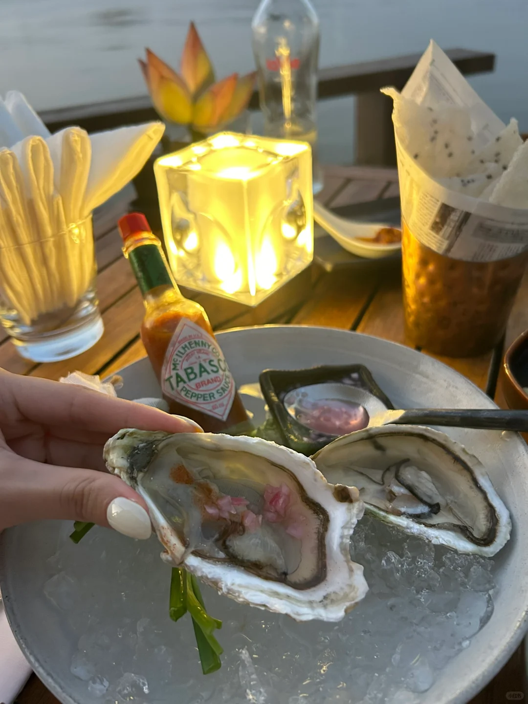 Ho Chi Minh-The Deck🥗, a sunset restaurant on the riverside of Ho Chi Minh City, recommends lemon-marinated sashimi and oysters