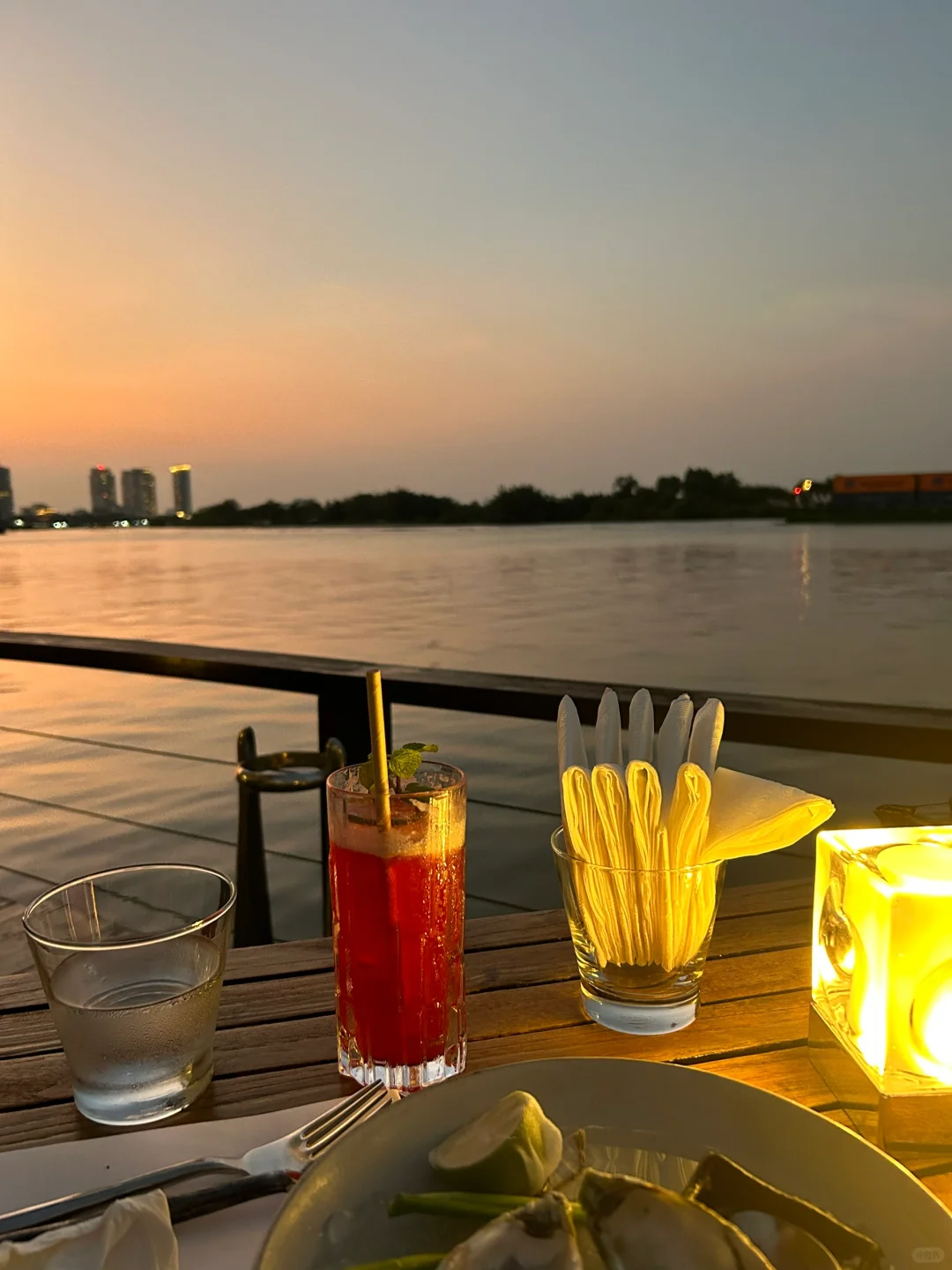 Ho Chi Minh-The Deck🥗, a sunset restaurant on the riverside of Ho Chi Minh City, recommends lemon-marinated sashimi and oysters