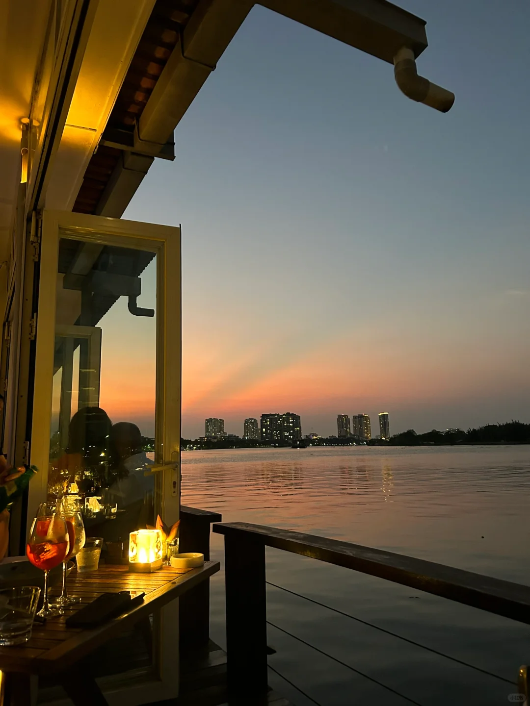 Ho Chi Minh-The Deck🥗, a sunset restaurant on the riverside of Ho Chi Minh City, recommends lemon-marinated sashimi and oysters