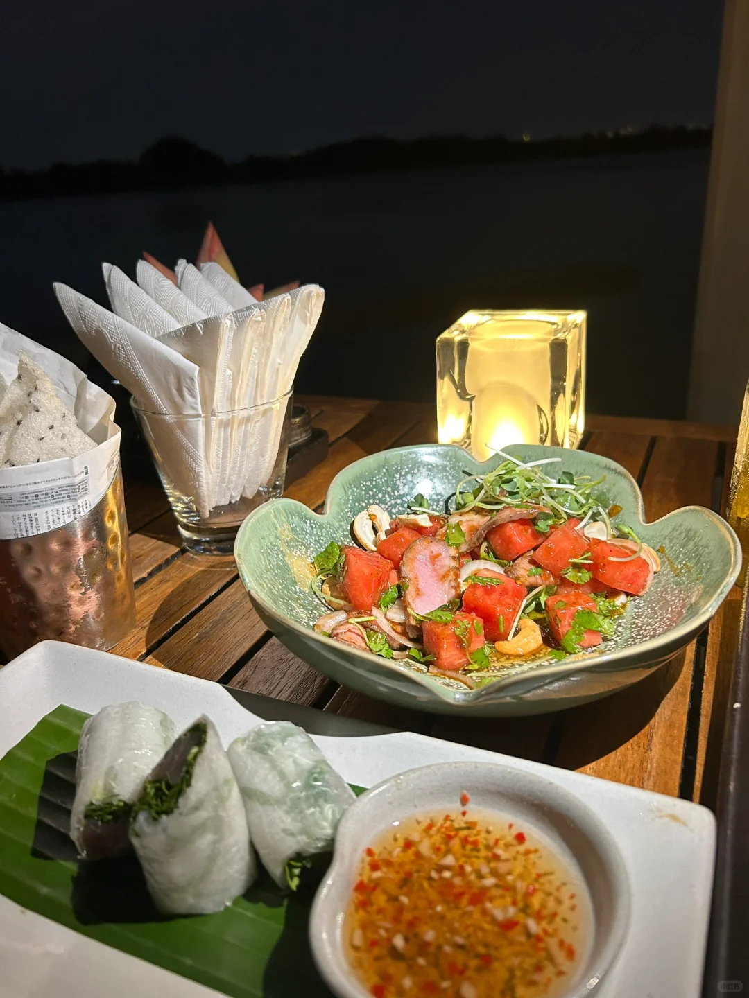 Ho Chi Minh-The Deck🥗, a sunset restaurant on the riverside of Ho Chi Minh City, recommends lemon-marinated sashimi and oysters