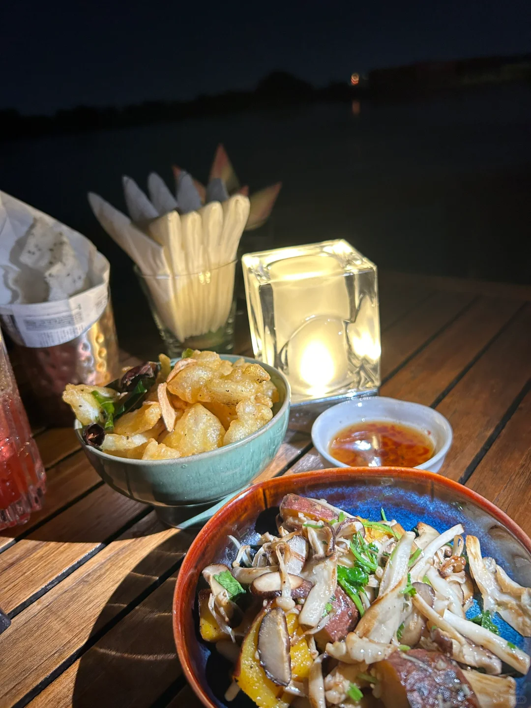 Ho Chi Minh-The Deck🥗, a sunset restaurant on the riverside of Ho Chi Minh City, recommends lemon-marinated sashimi and oysters