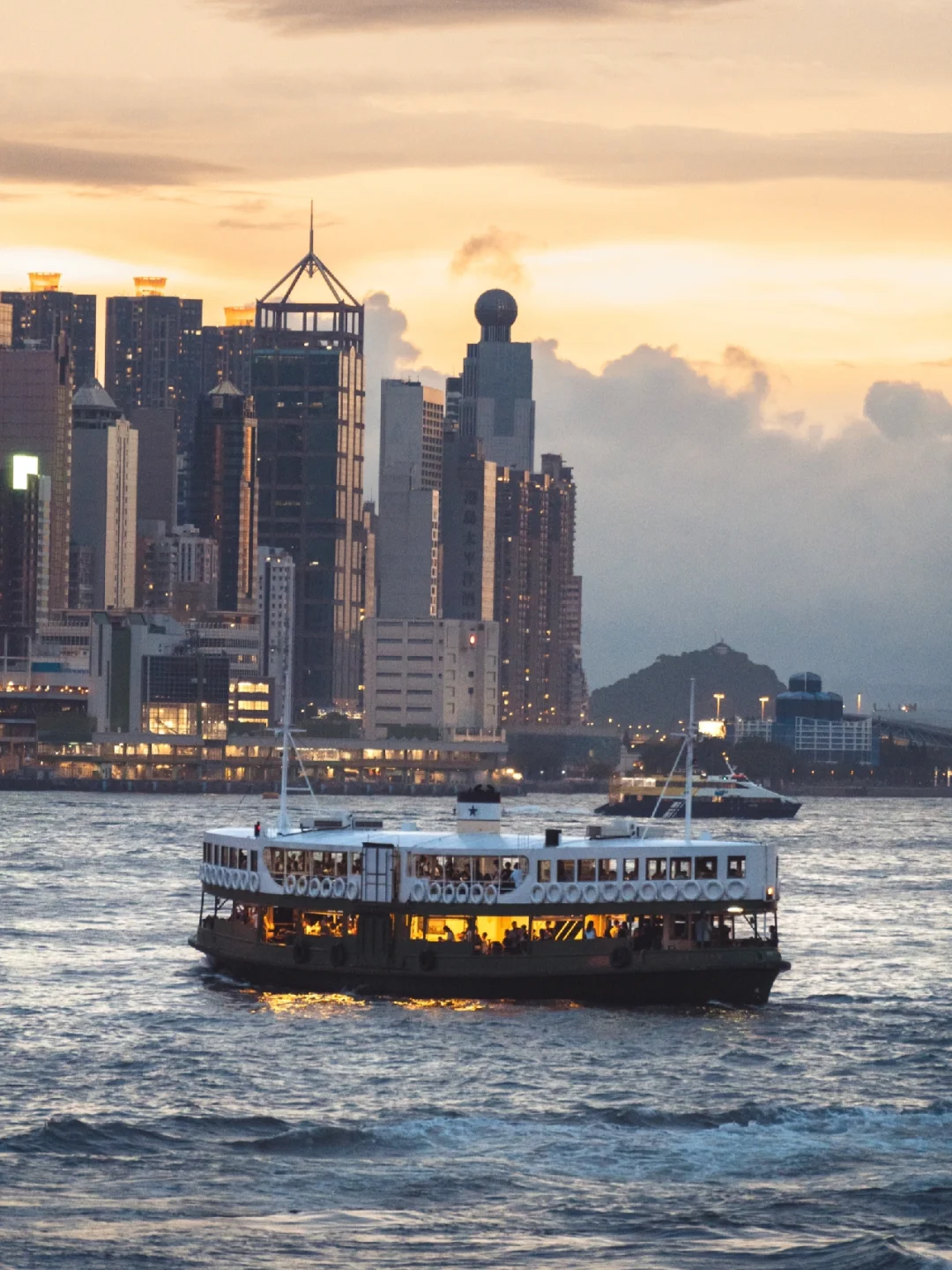 Hong kong-Hong Kong city night view, no one can resist the sunset over Victoria Harbor