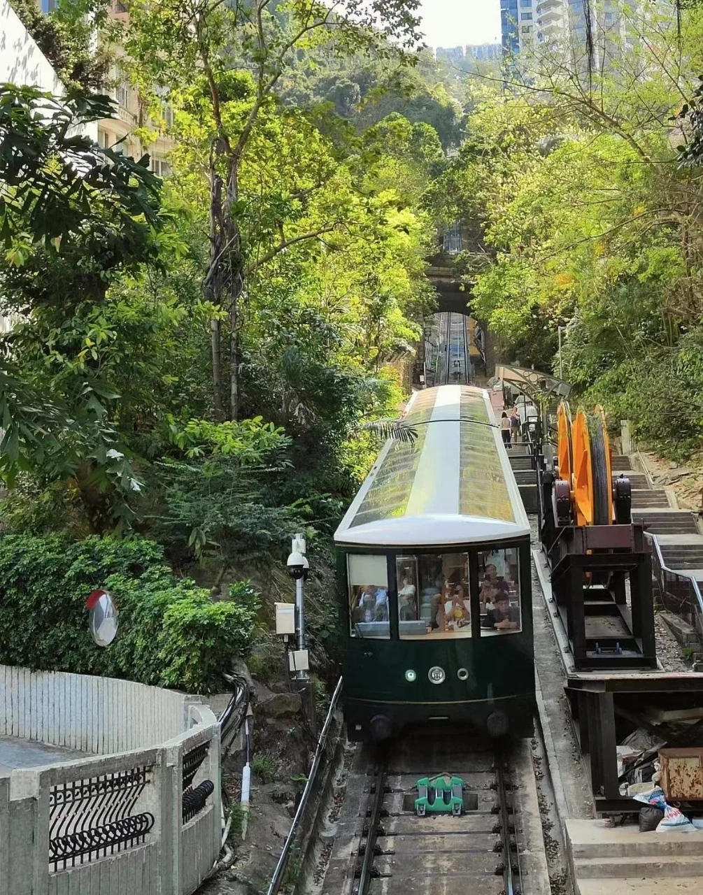 Hong kong-Travel in Hong Kong. Take the Victoria Peak Cable Car🚠 and see the Sky Terrace