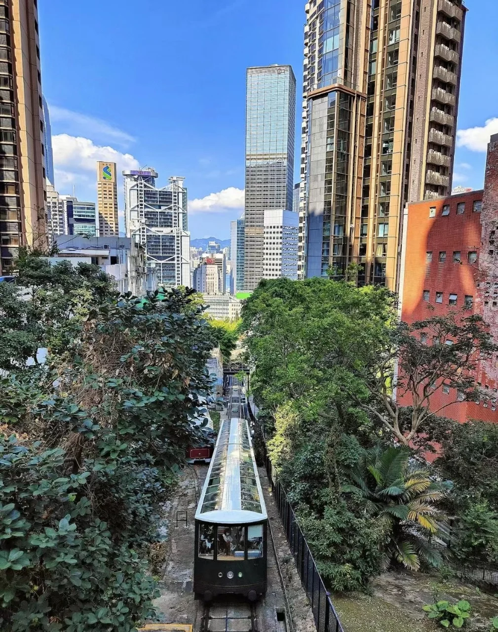 Hong kong-Travel in Hong Kong. Take the Victoria Peak Cable Car🚠 and see the Sky Terrace