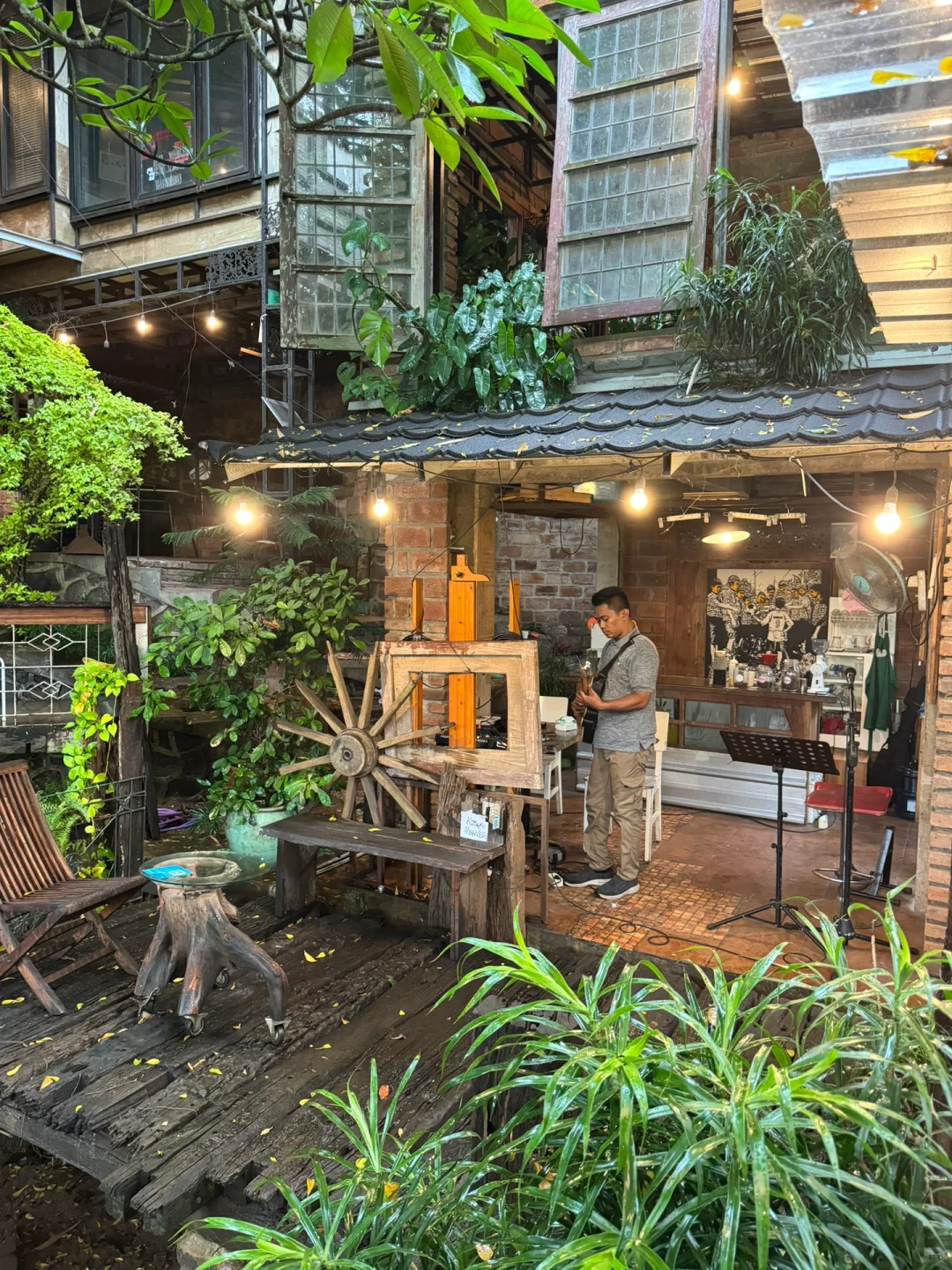 Jakarta-Rummah Go'A near Stasiun Jurang Mangu, a cafe that looks like a moving castle