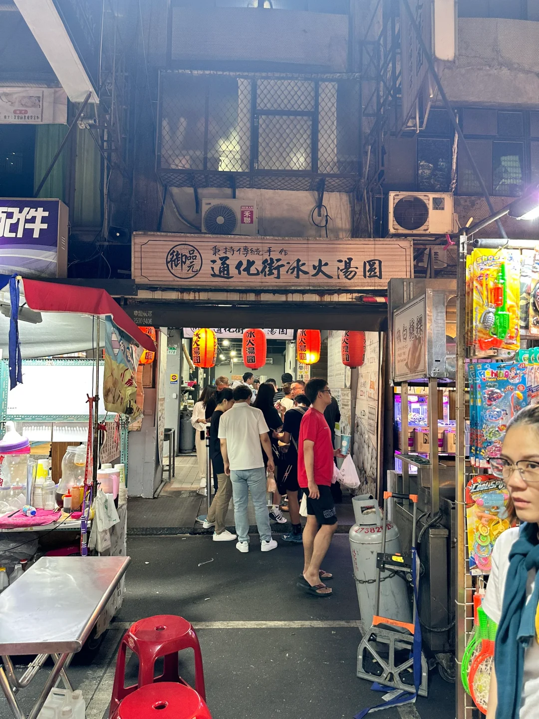 Taiwan-Taipei Raohe Night Market, a wide variety of local delicacies that will keep you coming back