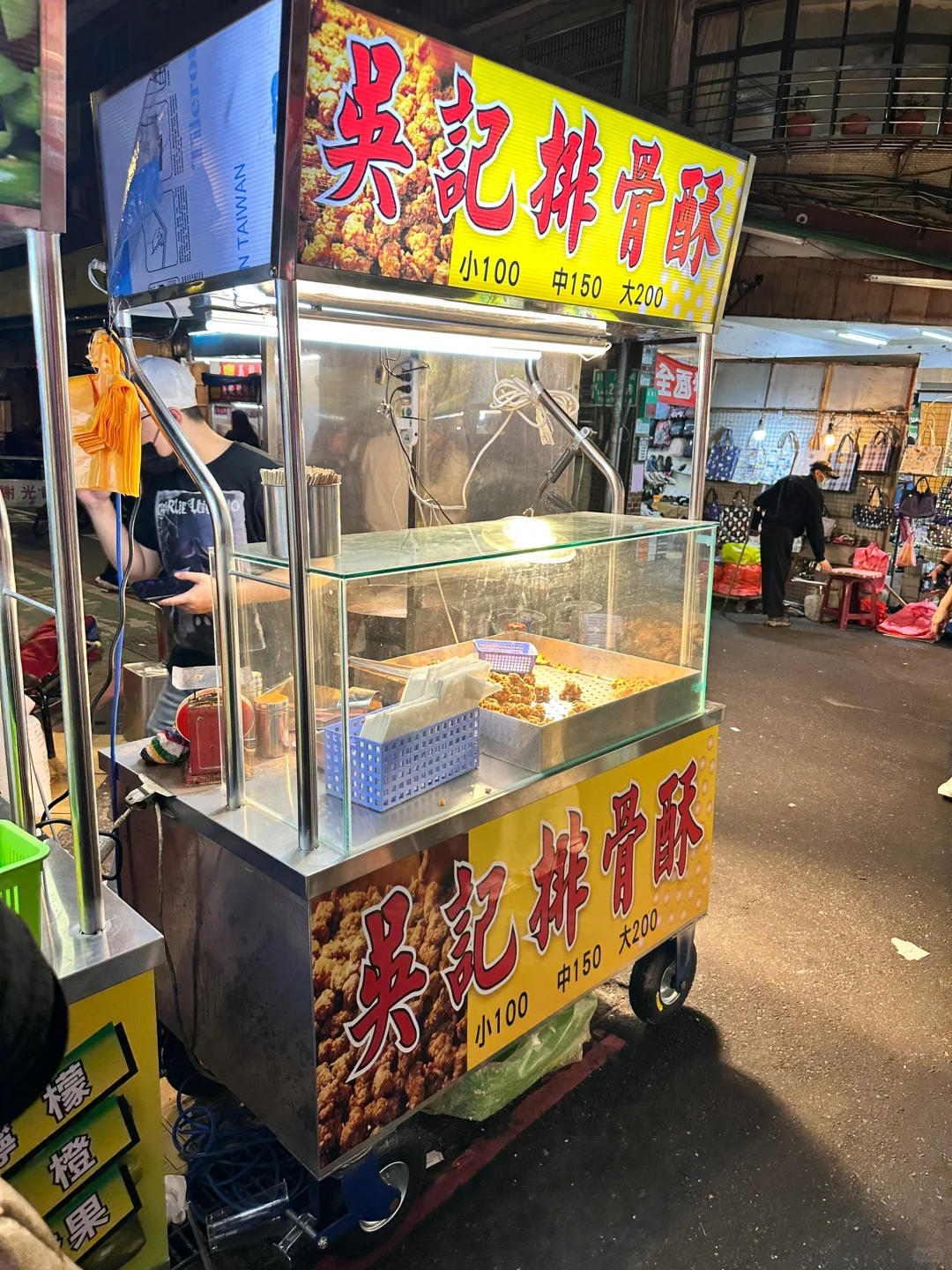 Taiwan-Taipei Raohe Night Market, a wide variety of local delicacies that will keep you coming back