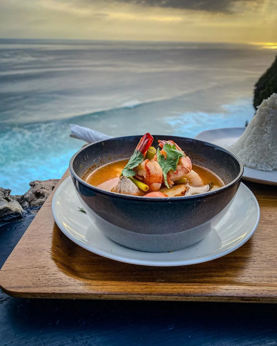 Bali-Malini Uluwatu, Bali cliff sunset seafood restaurant eat seafood BBQ