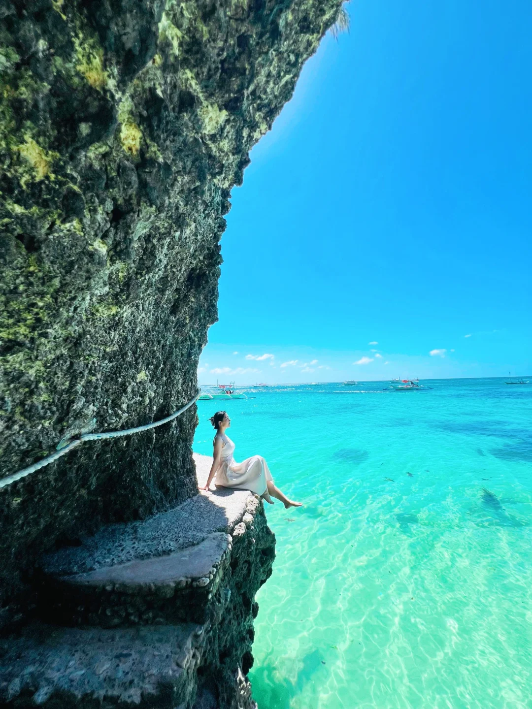 Boracay-Diniwid Beach, a cliff at the end of the white beach, where locals will help you take photos