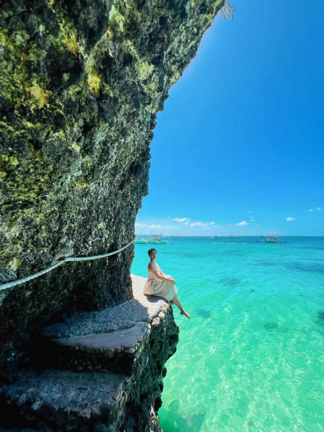 Boracay-Diniwid Beach, a cliff at the end of the white beach, where locals will help you take photos