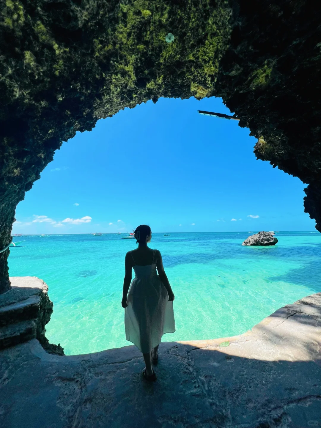 Boracay-Diniwid Beach, a cliff at the end of the white beach, where locals will help you take photos