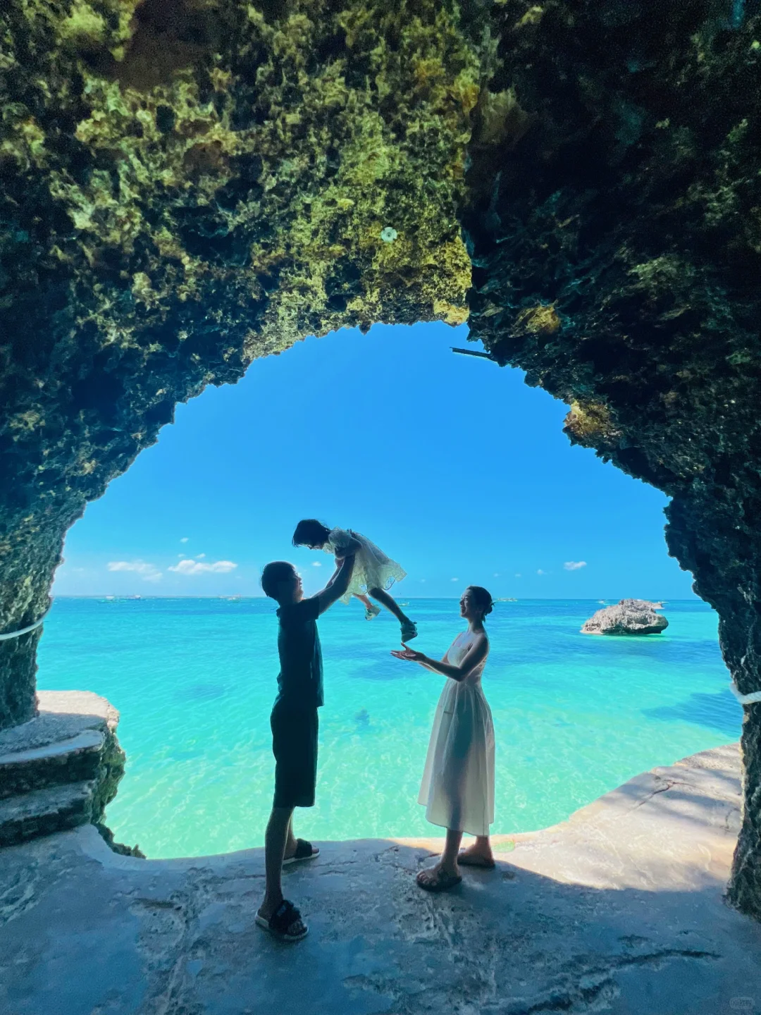 Boracay-Diniwid Beach, a cliff at the end of the white beach, where locals will help you take photos