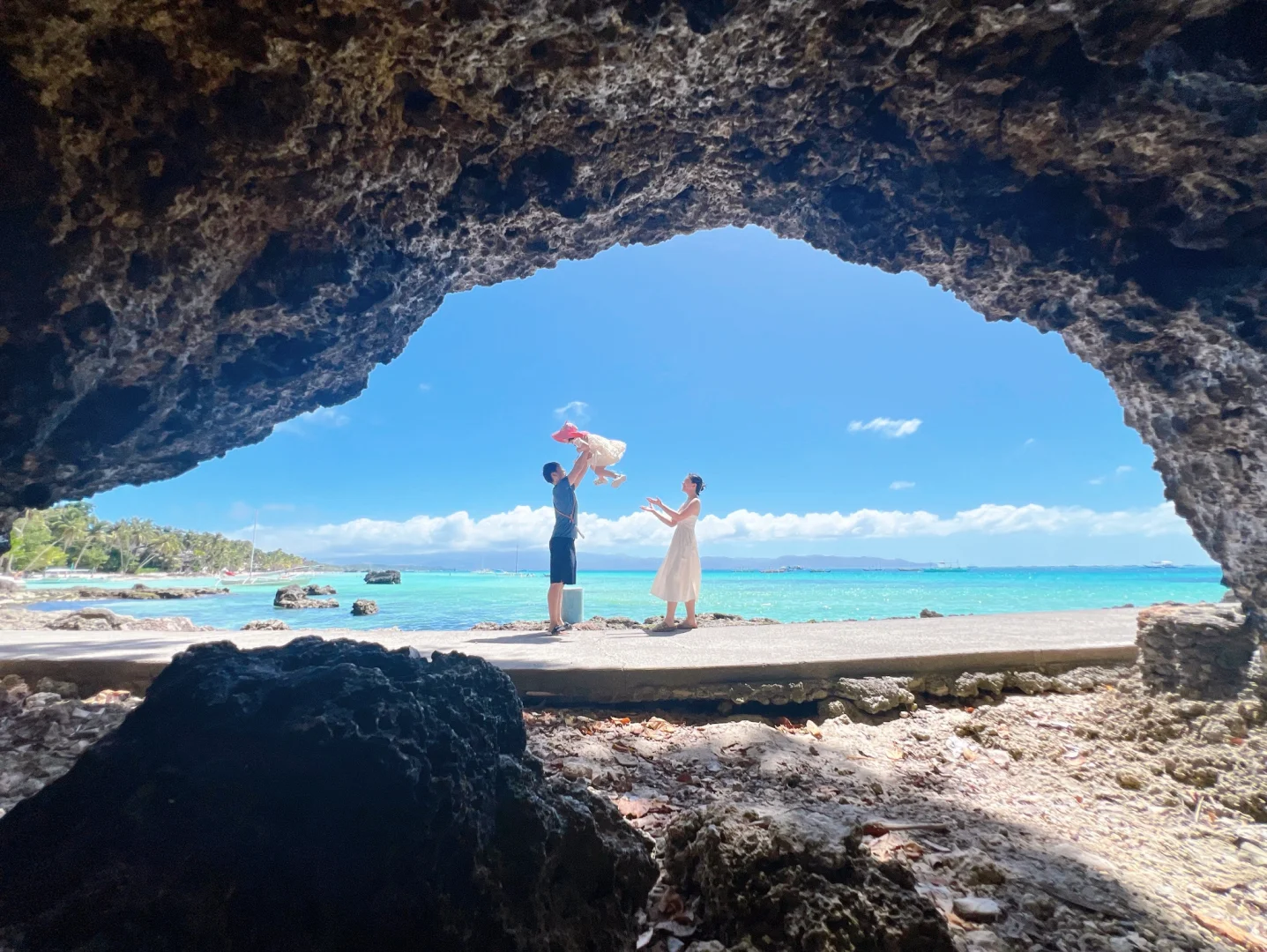 Boracay-Diniwid Beach, a cliff at the end of the white beach, where locals will help you take photos