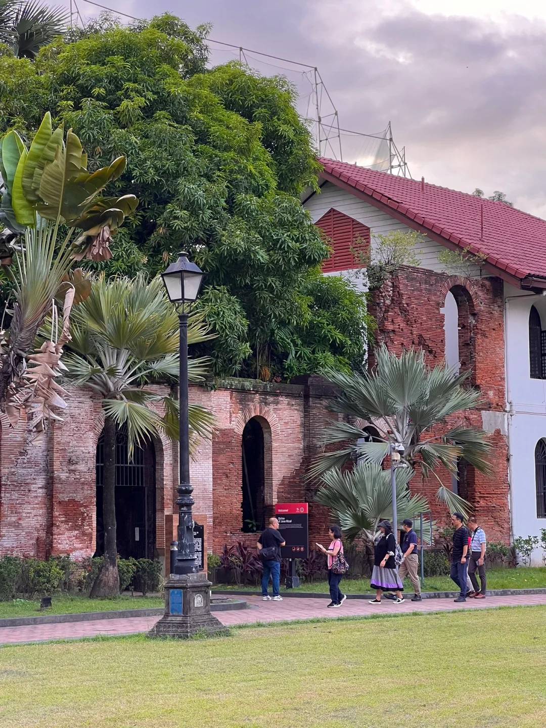 Manila/Luzon-Explore the origins of Intramuros and admire the ancient architecture of Casa Manila