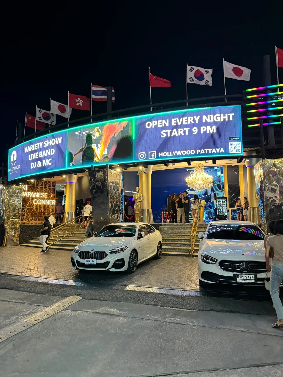 Pattaya-Hollywood Bar in Pattaya, where singers, DJs and dances perform every night