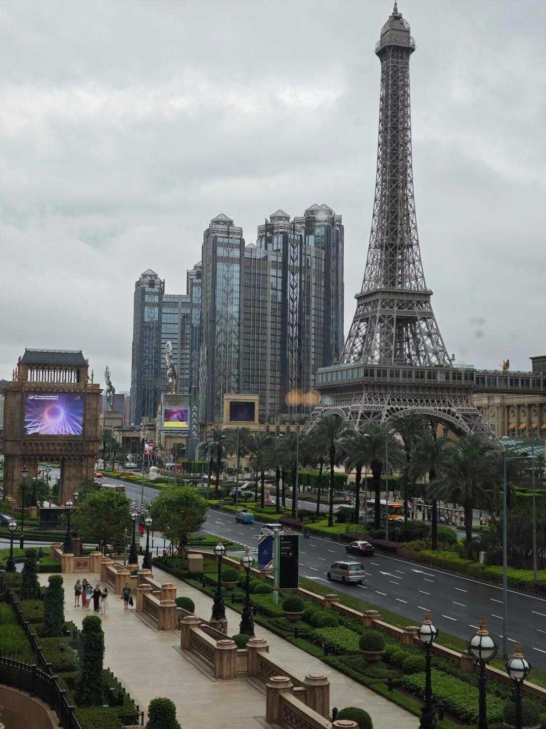 Macao-Macau Fortune Car arrives at Grand Lisboa and takes the same photos as in the movie