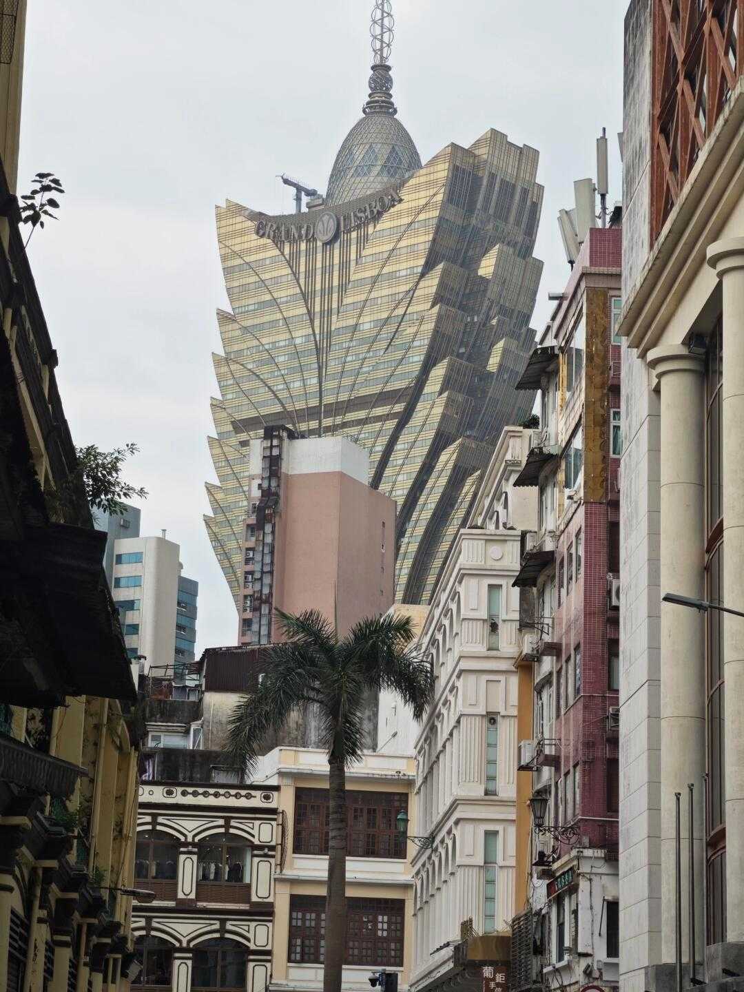 Macao-Macau Fortune Car arrives at Grand Lisboa and takes the same photos as in the movie