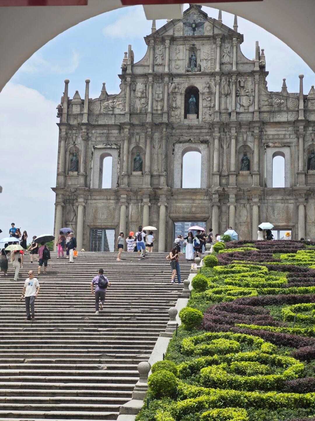 Macao-Macau Fortune Car arrives at Grand Lisboa and takes the same photos as in the movie