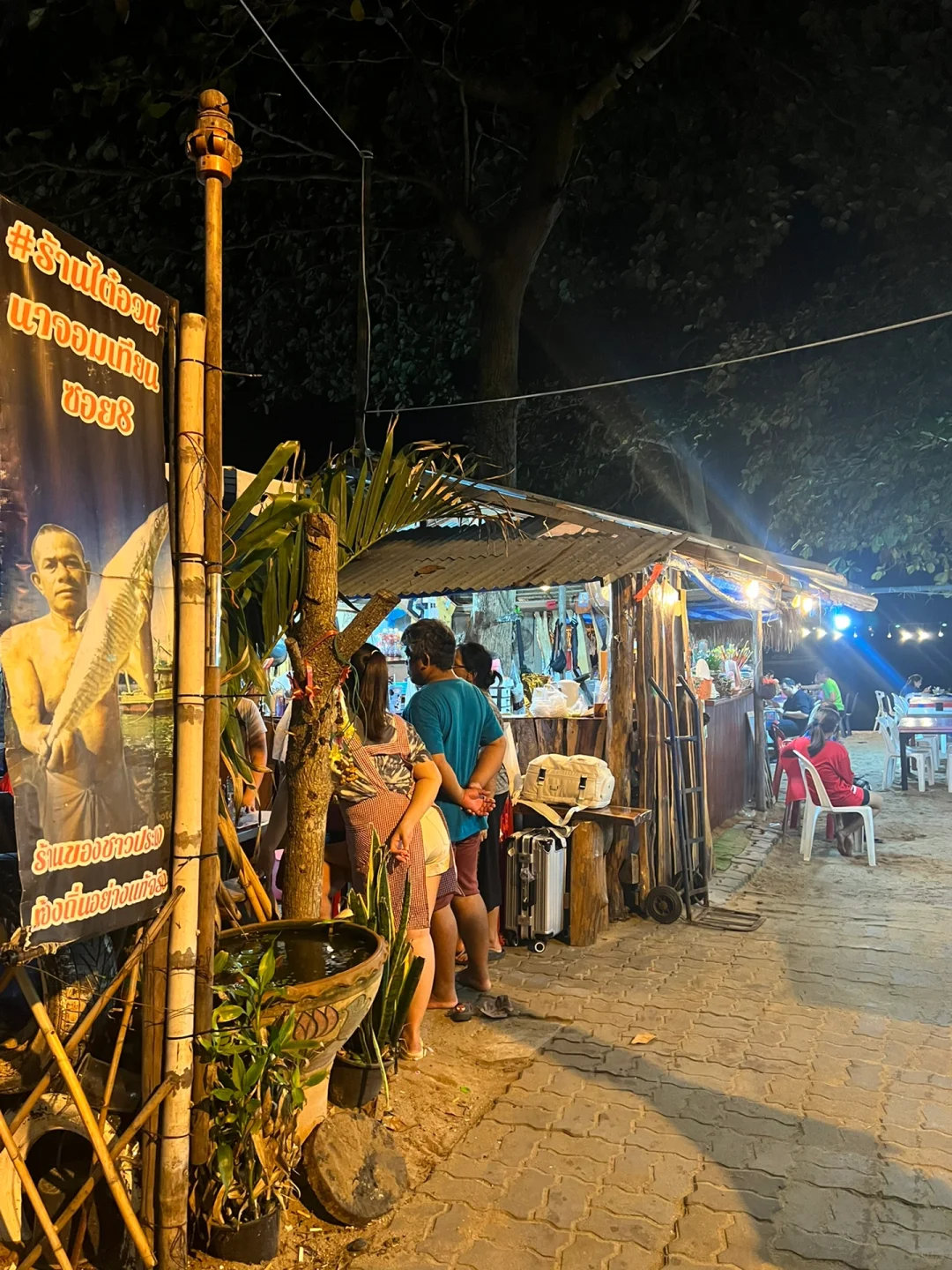 Pattaya-Tai Uan Seafood, Pattaya beachfront restaurant, great scenery and food