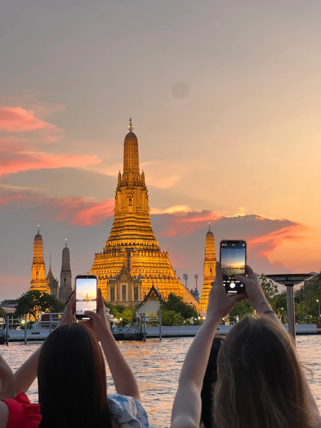 Bangkok-Watch the sunset over the Chao Phraya River from the Grand Palace