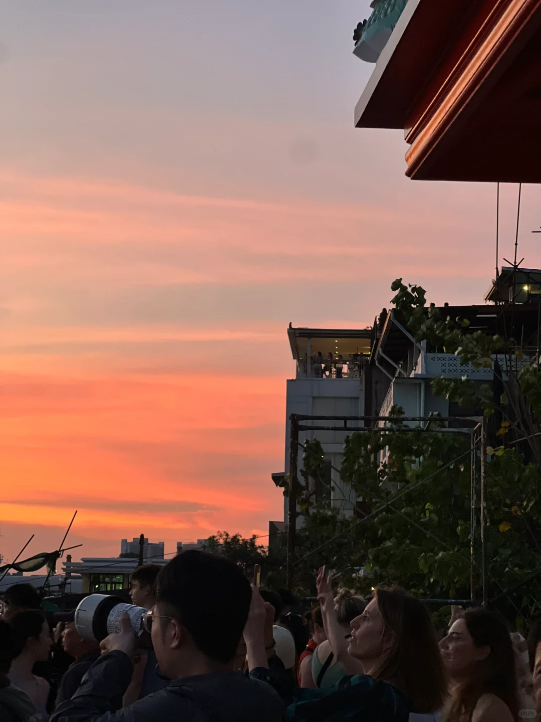 Bangkok-Watch the sunset over the Chao Phraya River from the Grand Palace