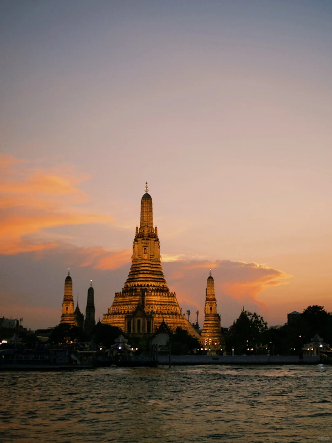 Bangkok-Watch the sunset over the Chao Phraya River from the Grand Palace