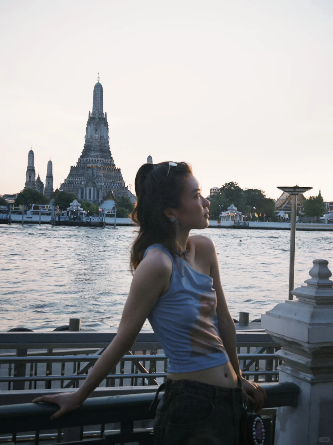 Bangkok-Watch the sunset over the Chao Phraya River from the Grand Palace