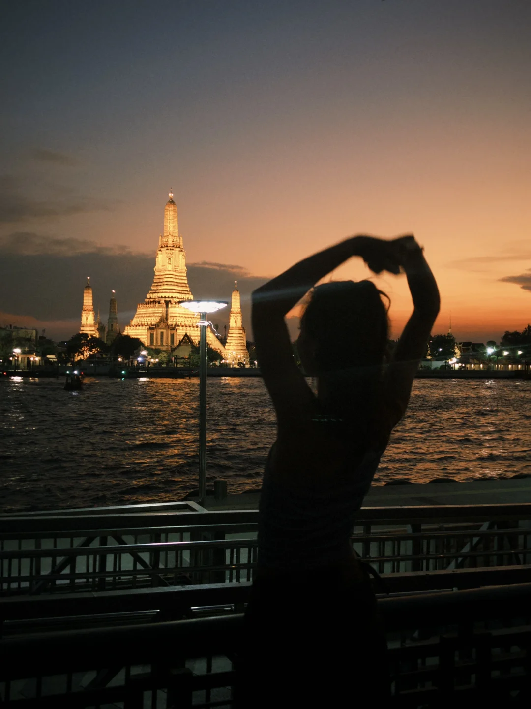 Bangkok-Watch the sunset over the Chao Phraya River from the Grand Palace