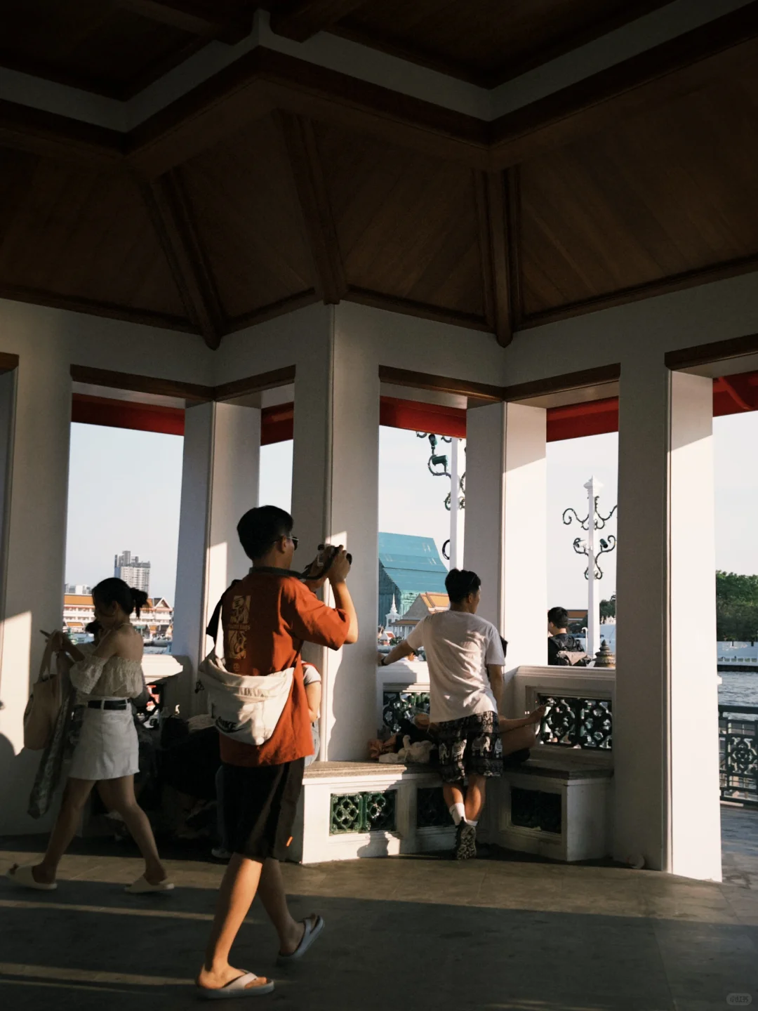 Bangkok-Watch the sunset over the Chao Phraya River from the Grand Palace