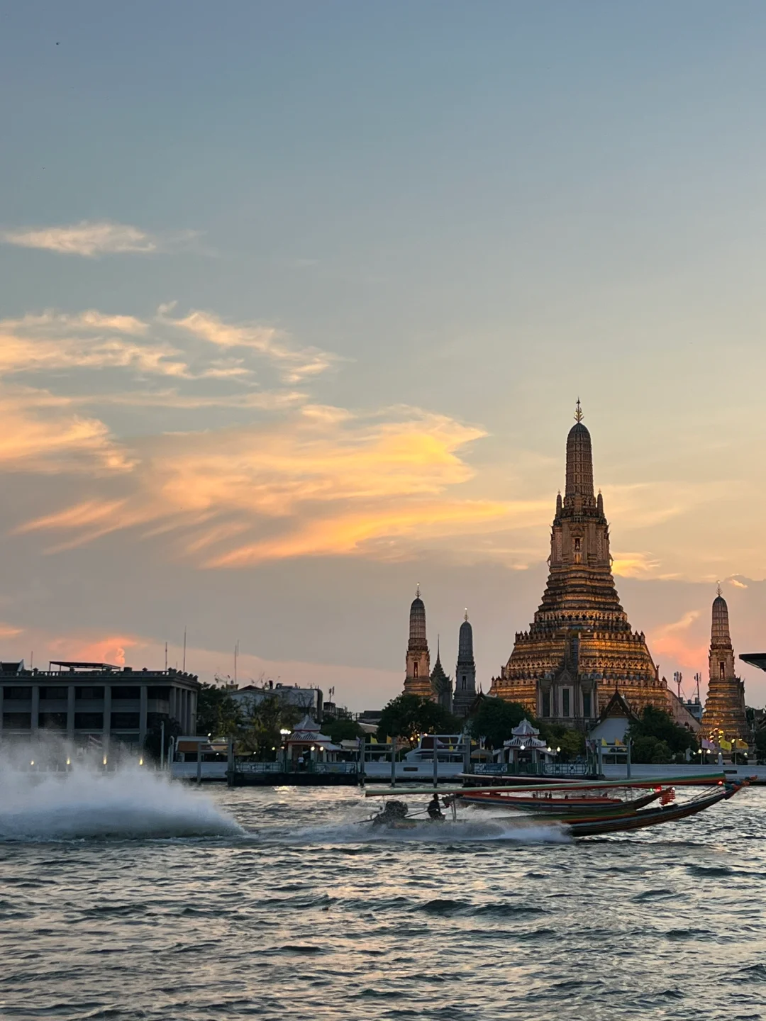 Bangkok-Watch the sunset over the Chao Phraya River from the Grand Palace