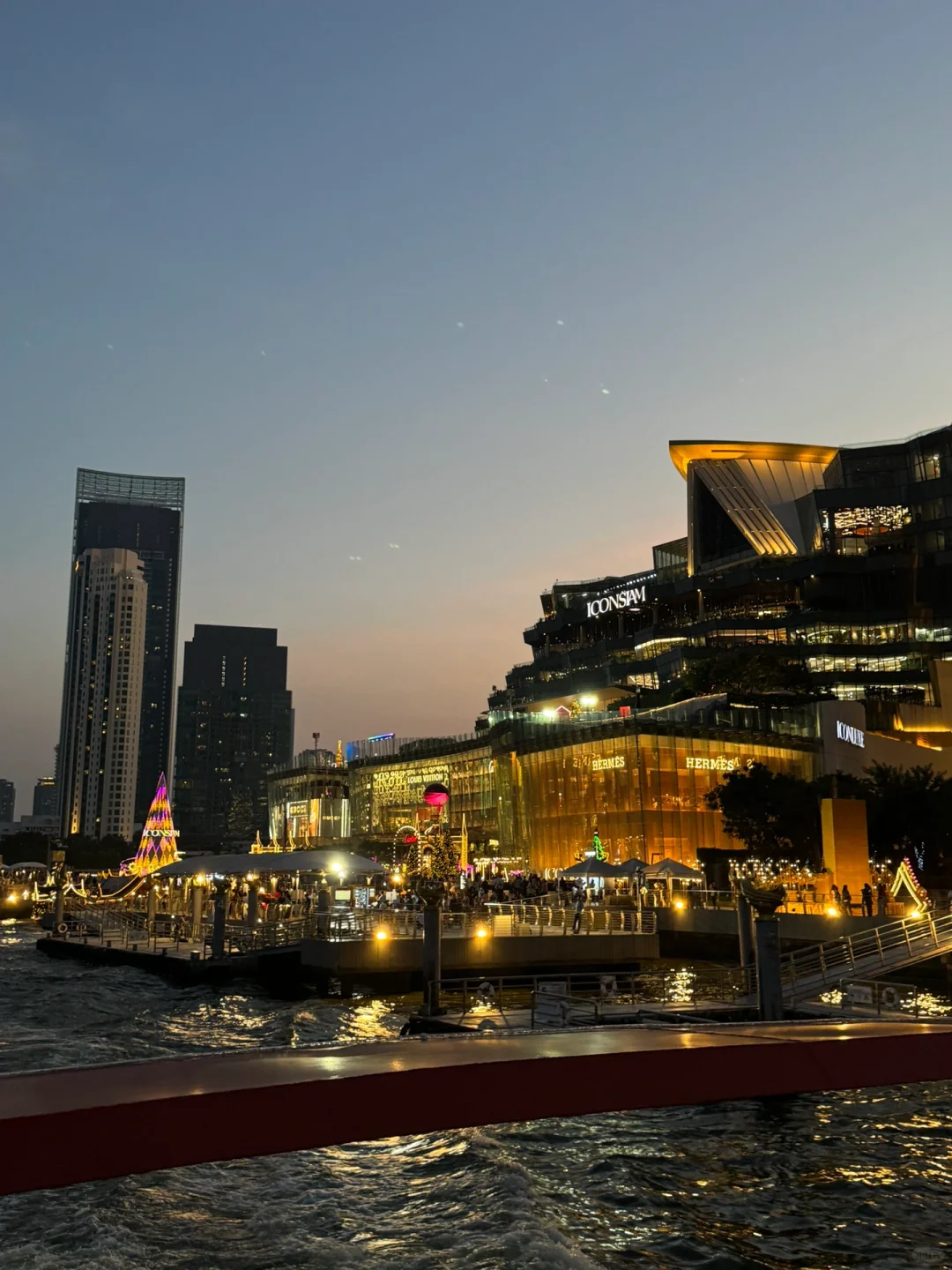 Bangkok-A city view you can’t miss when traveling to Bangkok🌌, a sunset cruise on the Chao Phraya River