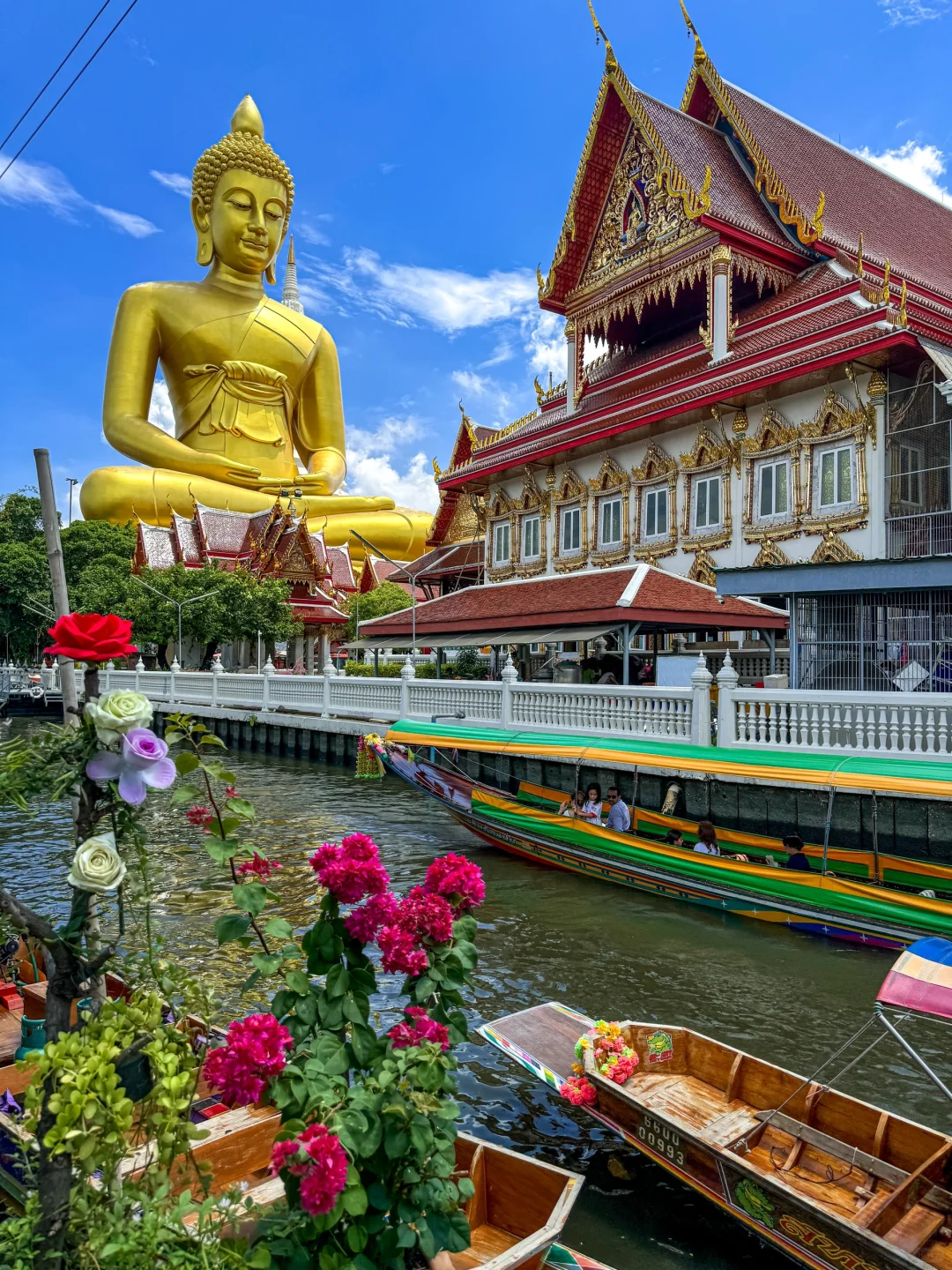 Bangkok-The Buddha statue at Watergate Temple and the photo taking angle at the Waterworks Cafe are very nice