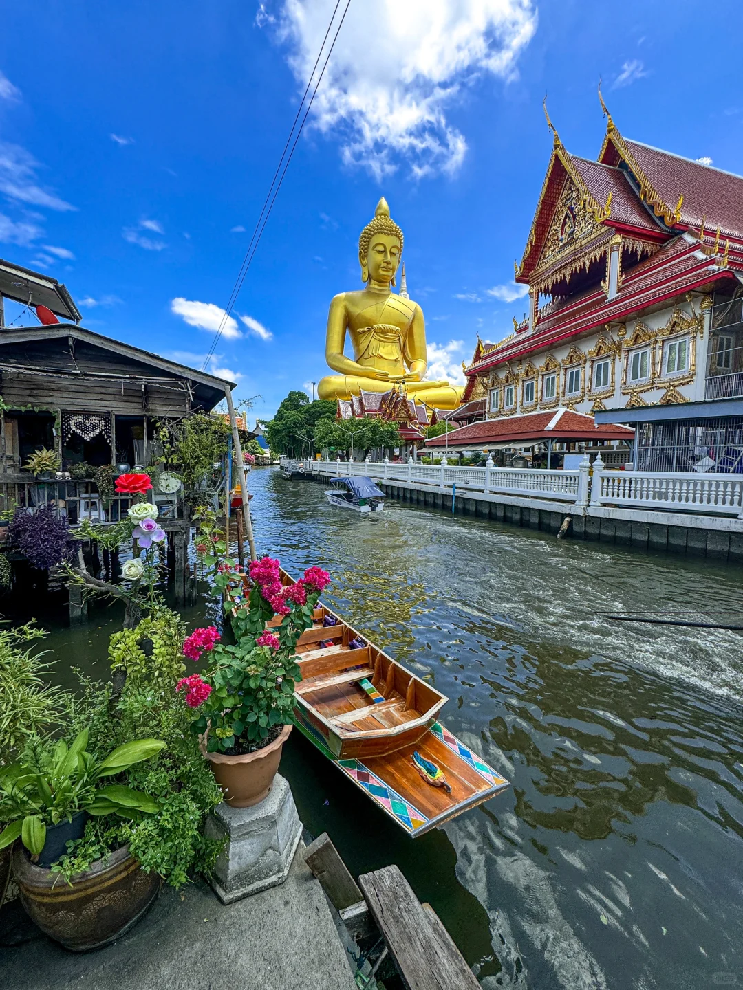 Bangkok-The Buddha statue at Watergate Temple and the photo taking angle at the Waterworks Cafe are very nice