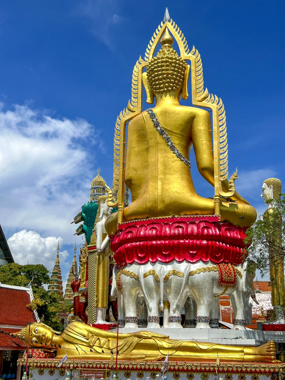 Bangkok-The Buddha statue at Watergate Temple and the photo taking angle at the Waterworks Cafe are very nice