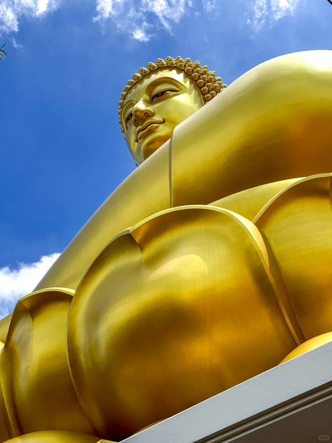 Bangkok-The Buddha statue at Watergate Temple and the photo taking angle at the Waterworks Cafe are very nice