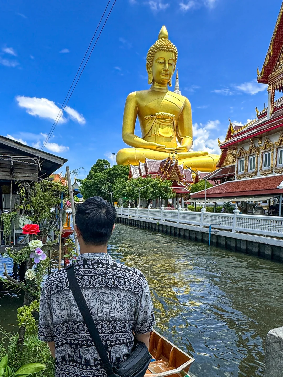 Bangkok-The Buddha statue at Watergate Temple and the photo taking angle at the Waterworks Cafe are very nice