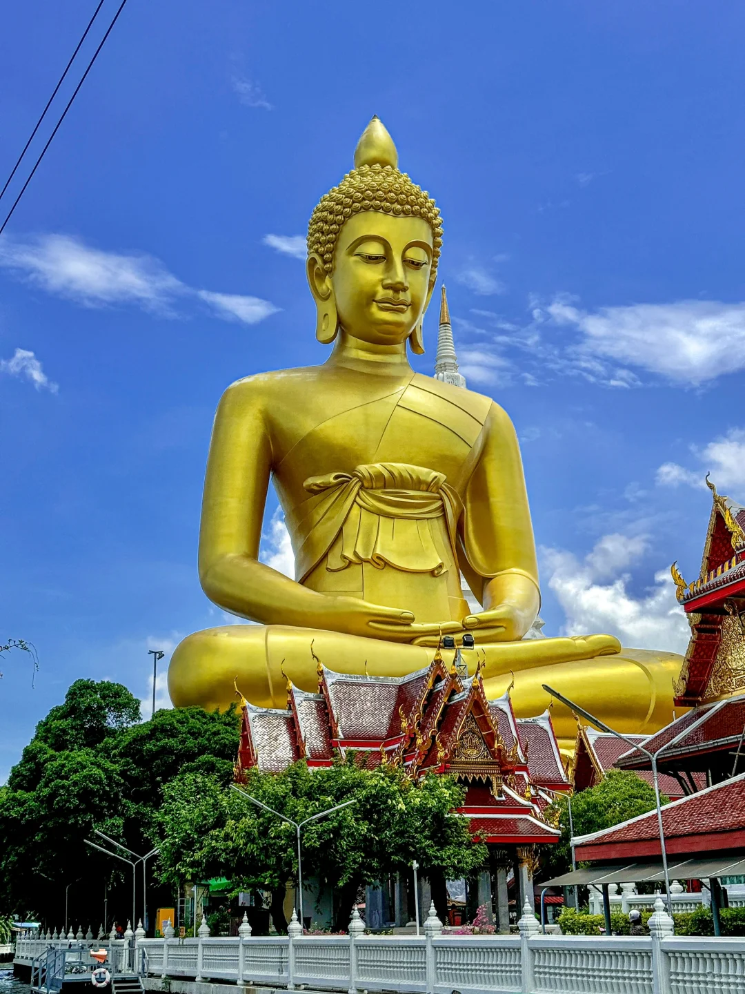 Bangkok-The Buddha statue at Watergate Temple and the photo taking angle at the Waterworks Cafe are very nice