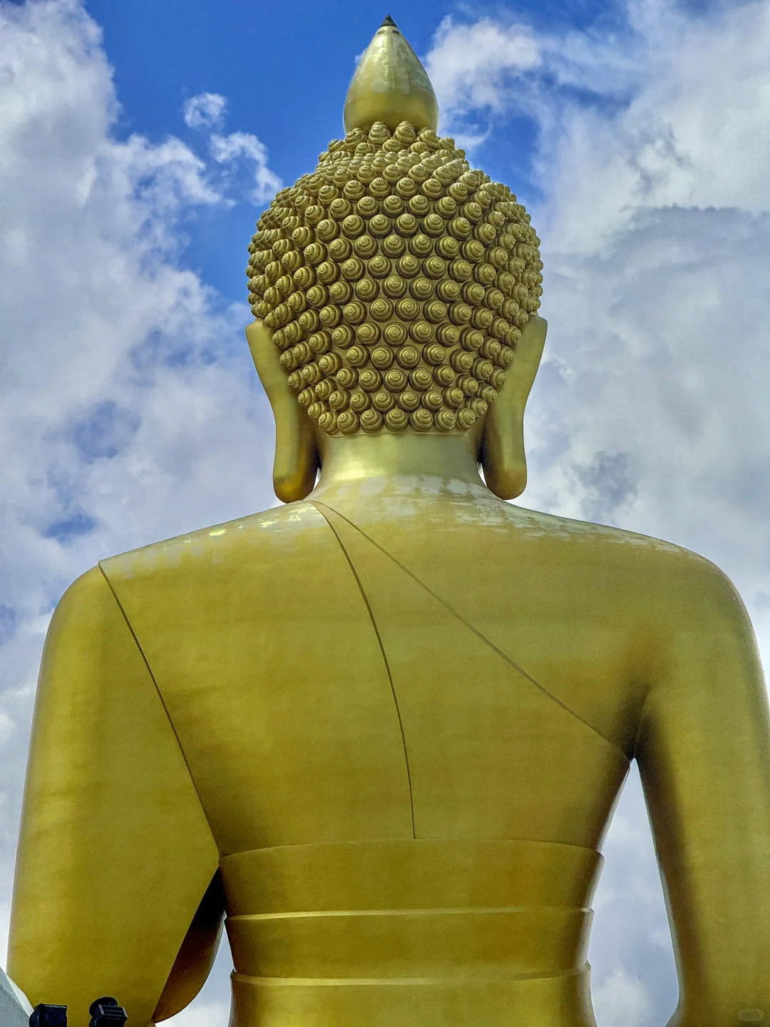 Bangkok-The Buddha statue at Watergate Temple and the photo taking angle at the Waterworks Cafe are very nice