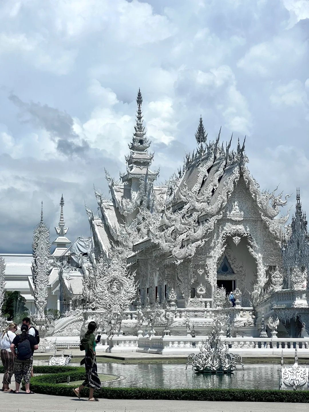 Chiang Mai-The small town of Chiang Rai, the White and Black Temple and the Temple of Truth are very beautiful