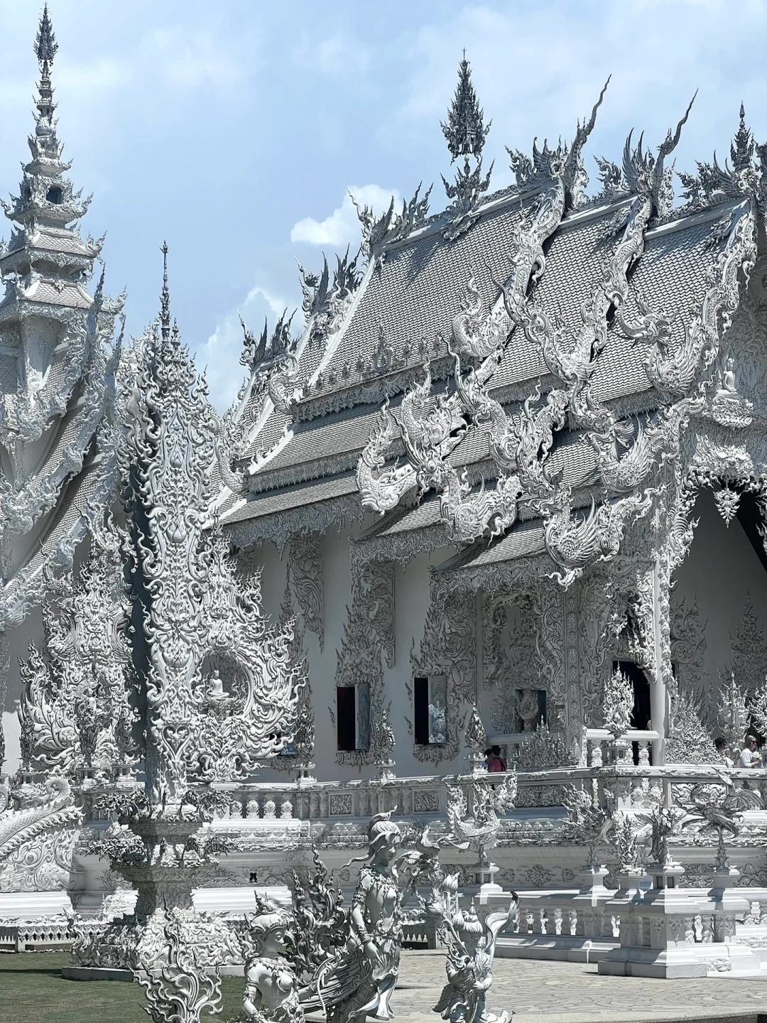 Chiang Mai-The small town of Chiang Rai, the White and Black Temple and the Temple of Truth are very beautiful