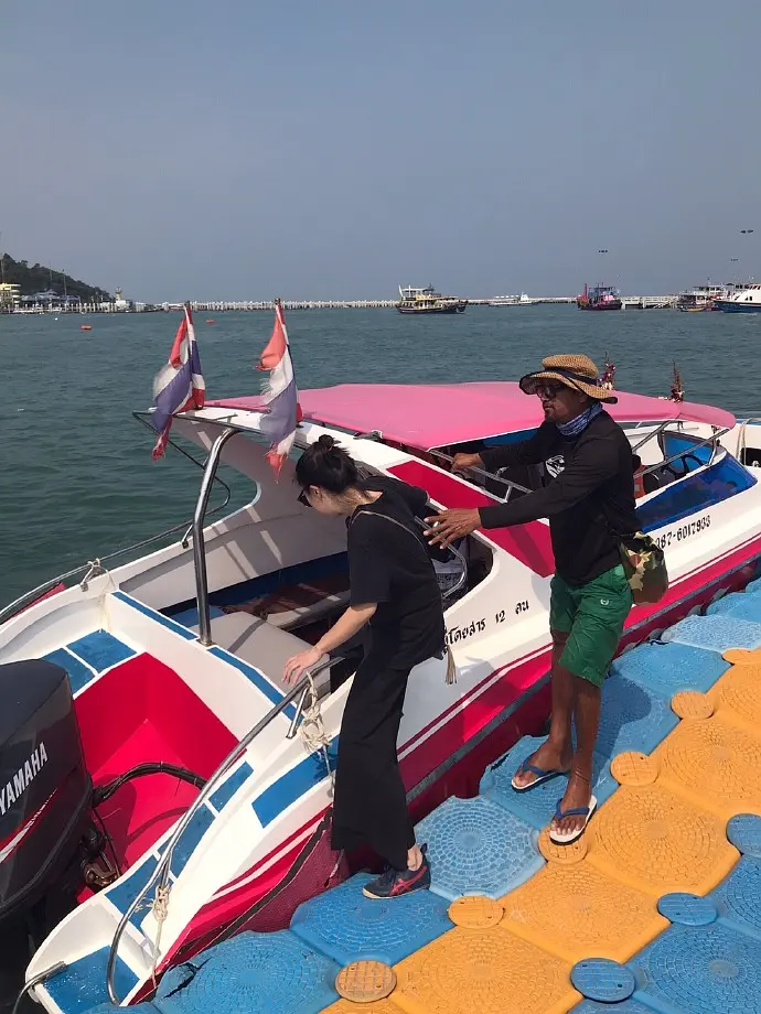 Pattaya-Travel to Pattaya, take a speedboat to Koh Larn for snorkeling, banana boat and sea airship