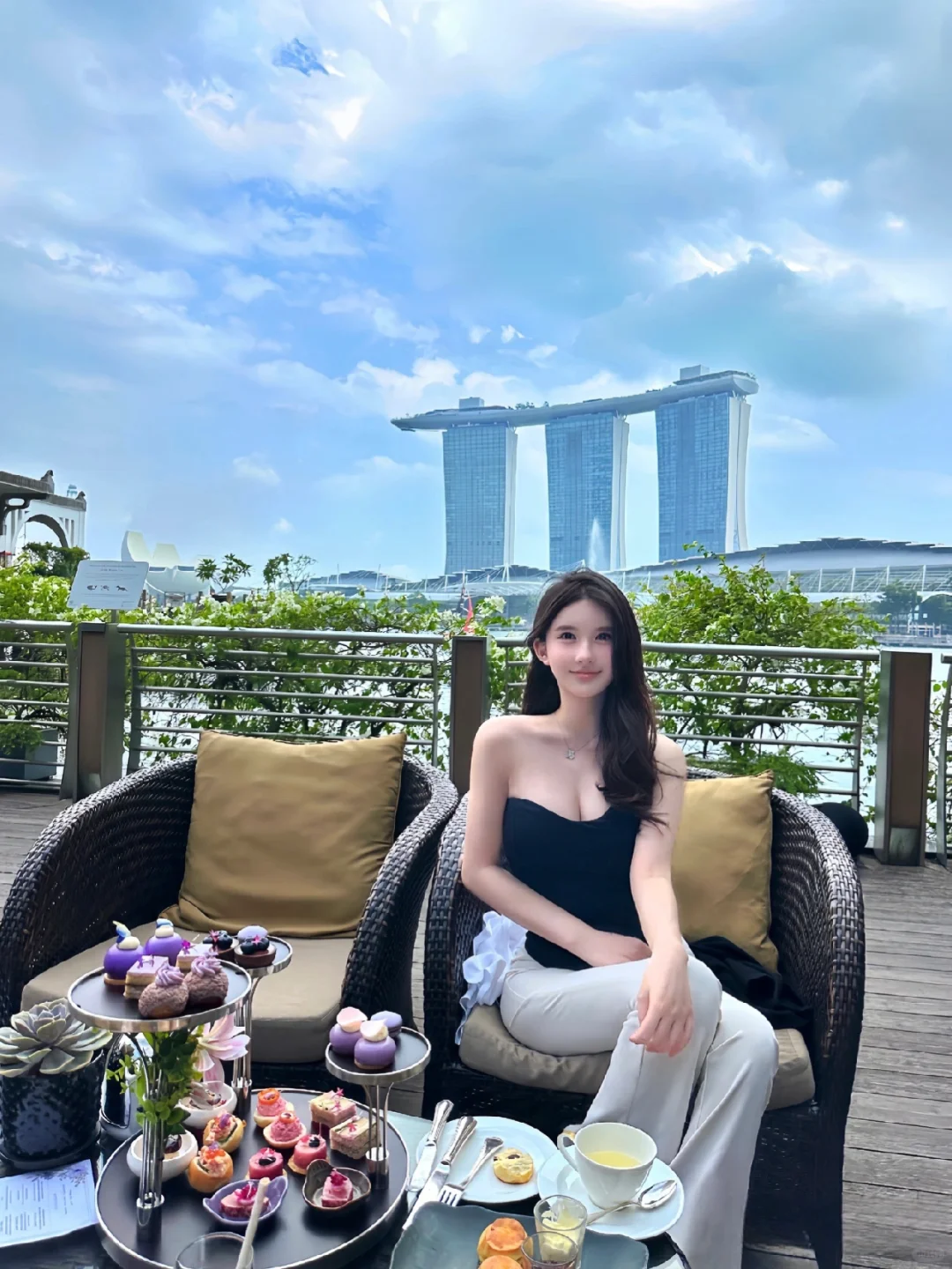 Singapore-Afternoon tea at The Landing Point in Singapore, be sure to book a window seat in advance